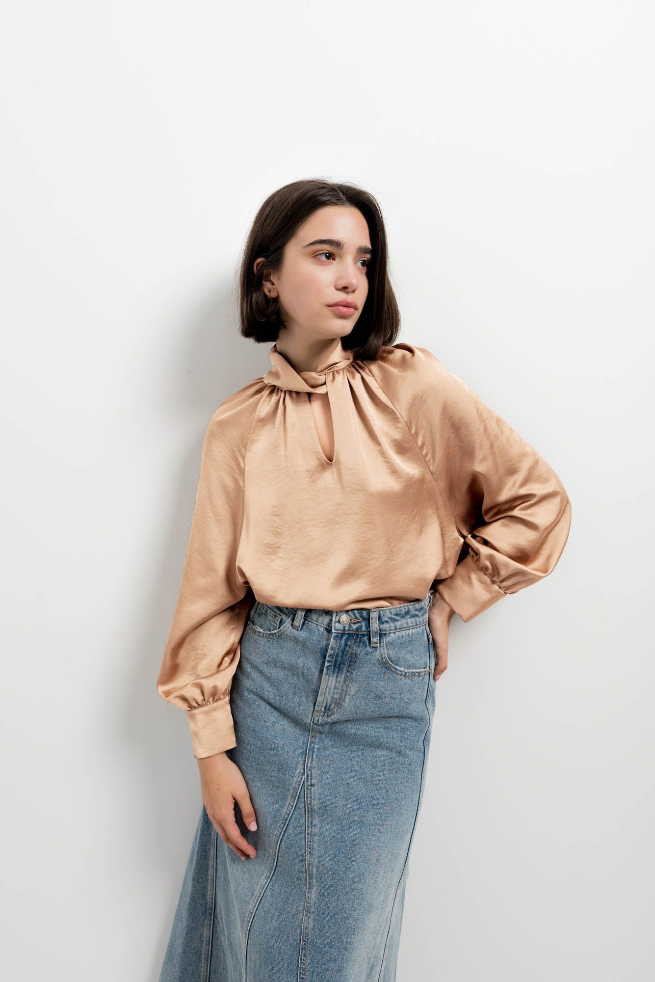 19102023141244175_1.jpg Blusa satinada para mujer color beige manga abullonada