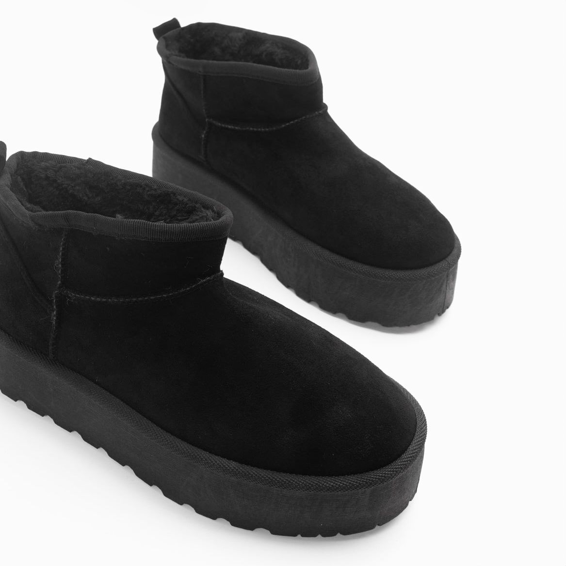 botas-australianas-de-plataforma-color-negro-puntosalao-3