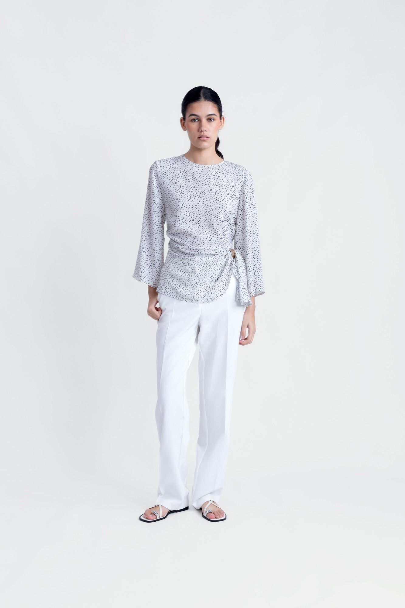 blusa_puntos_negros_1.jpg